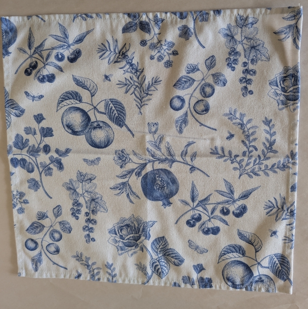 Set Of 4 Blue And White Cloth Napkins With Fruit And Floral Pattern - Picture 4 of 4